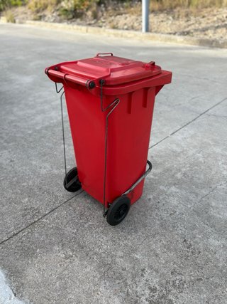 Cubo de basura rojo grande con pedal