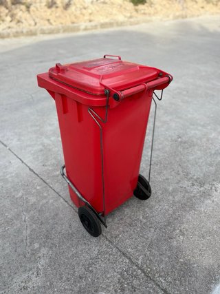 Cubo de basura rojo grande con pedal