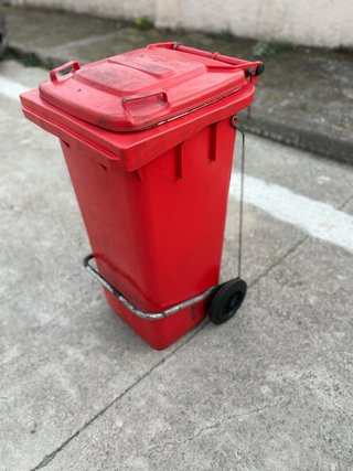 Cubo de basura rojo grande con pedal