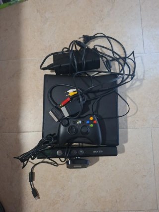 Xbox 360 Negra+Kinect+Mando+Juego  € negociable