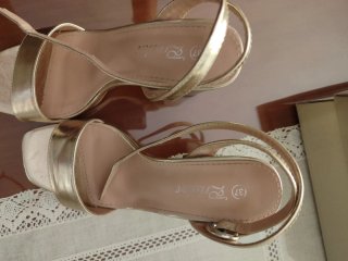 Zapatos de fiesta dorados tacón bloque