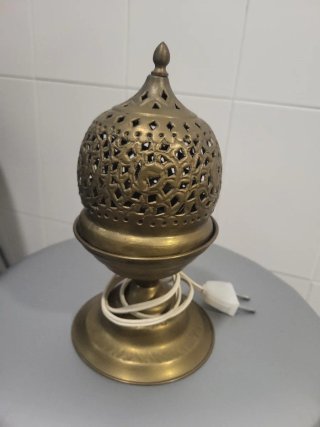 Lámpara de mesa dorada de metal