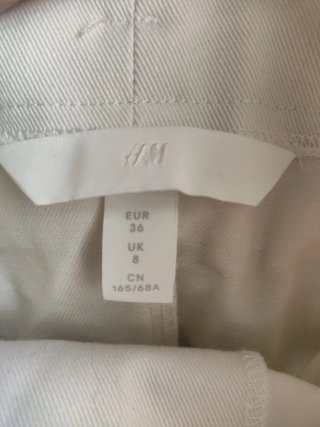 Falda midi blanca con cinturón