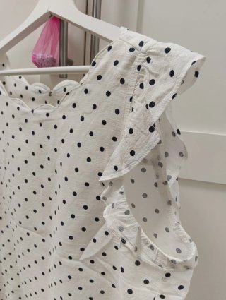 Blusa blanca lunares negros