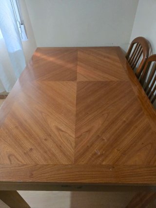 Mesa de comedor de madera