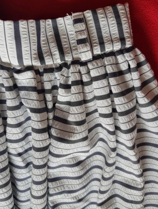 Falda gris y blanca a la rodilla