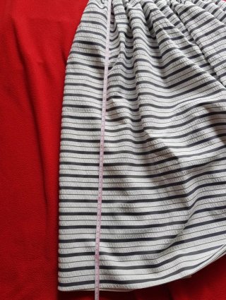 Falda gris y blanca a la rodilla