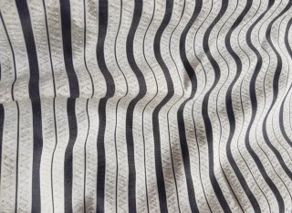 Falda gris y blanca a la rodilla