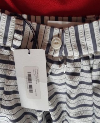 Falda gris y blanca a la rodilla