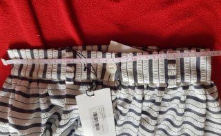 Falda gris y blanca a la rodilla