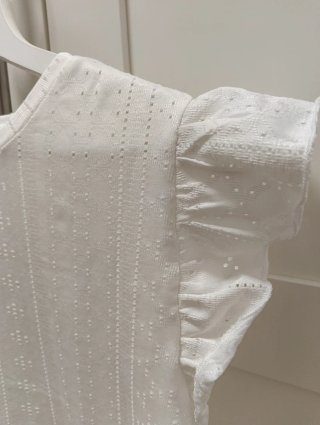 Blusa blanca con volantes