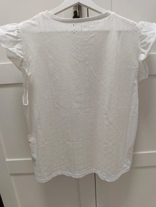 Blusa blanca con volantes