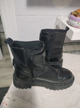 Botas Zara negras hebilla dorada n°36