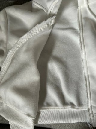 Sudadera con capucha y cremallera blanca