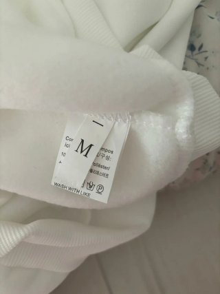Sudadera con capucha y cremallera blanca