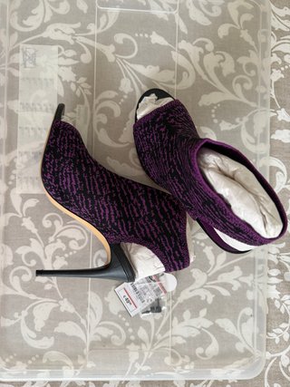 Zapatos de tacón morados y negros