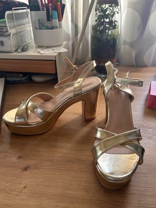 Zapatos de tacón dorados plataforma
