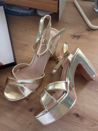 Zapatos de tacón dorados plataforma
