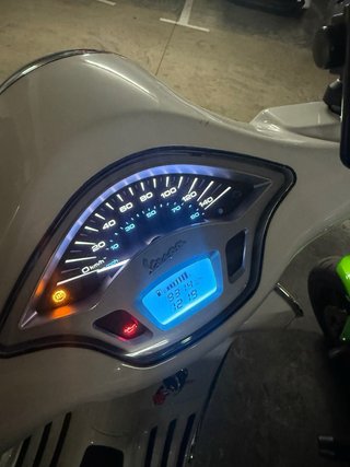 Vespa Primavera 125 Blanca