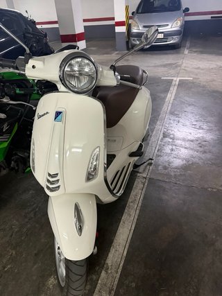 Vespa Primavera 125 Blanca