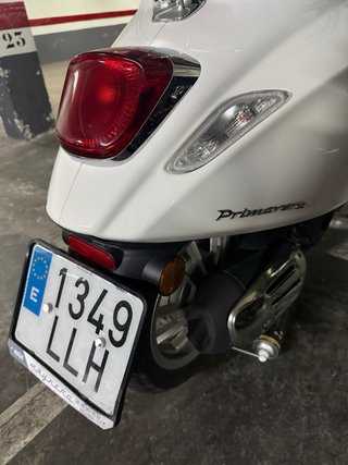 Vespa Primavera 125 Blanca