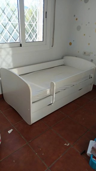Cama infantil blanca con barrera.