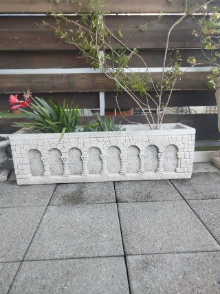 Jardinera de piedra grande con arcos