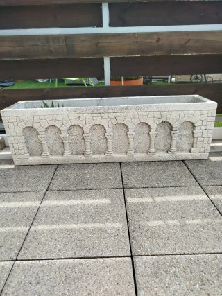 Jardinera de piedra grande con arcos