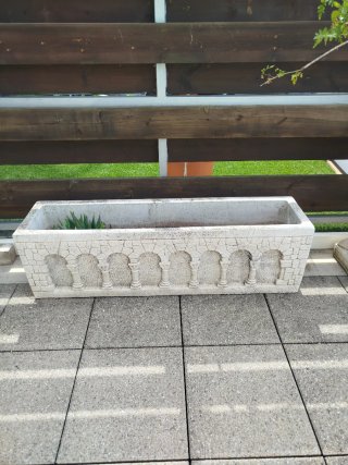 Jardinera de piedra grande con arcos