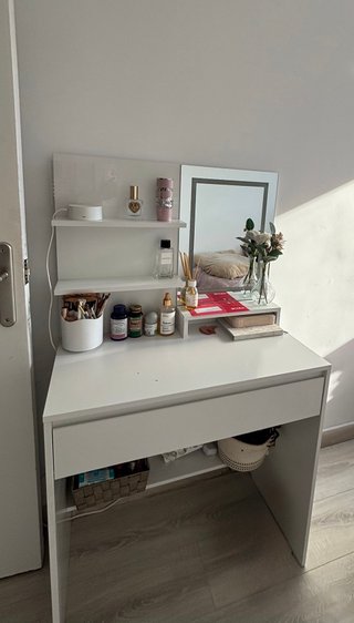 Tocador blanco con espejo LED y enchufe integrado