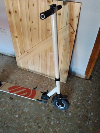 Patinete eléctrico blanco y madera no va fallo bat