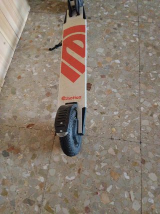Patinete eléctrico blanco y madera no va fallo bat
