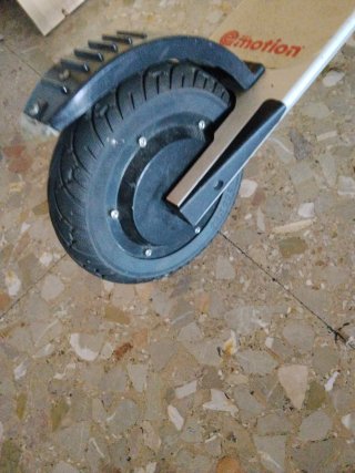 Patinete eléctrico blanco y madera no va fallo bat
