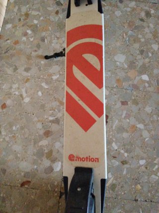 Patinete eléctrico blanco y madera no va fallo bat