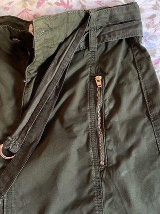 Falda militar verde con cinturón