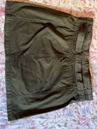 Falda militar verde con cinturón