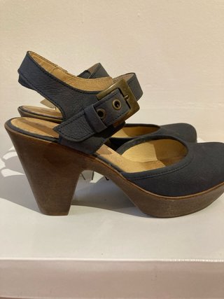 Zapatos de piel azul y marrón