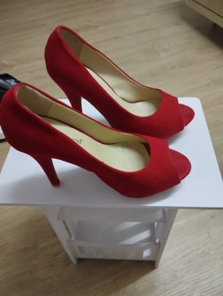 Zapatos rojos de tacón peep toe