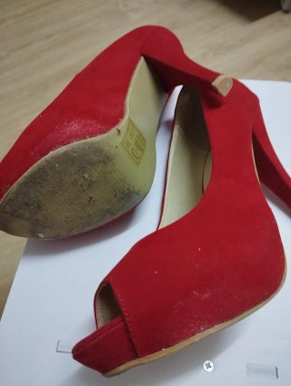 Zapatos rojos de tacón peep toe
