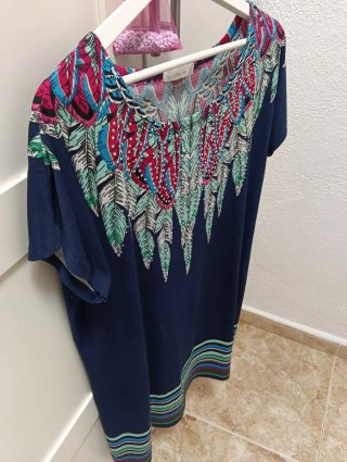 Vestido azul con estampado de plumas