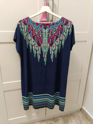 Vestido azul con estampado de plumas