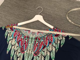 Vestido azul con estampado de plumas