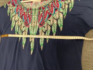 Vestido azul con estampado de plumas