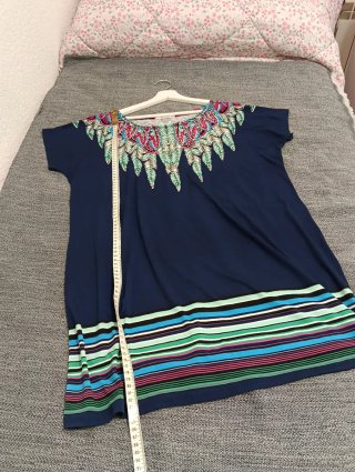 Vestido azul con estampado de plumas