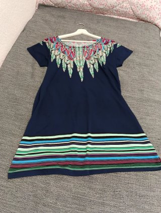 Vestido azul con estampado de plumas