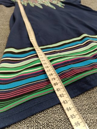 Vestido azul con estampado de plumas