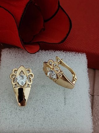 Orecchini in oro con zircone