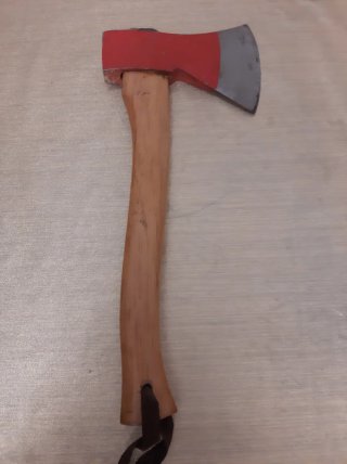 Hacha de madera y metal