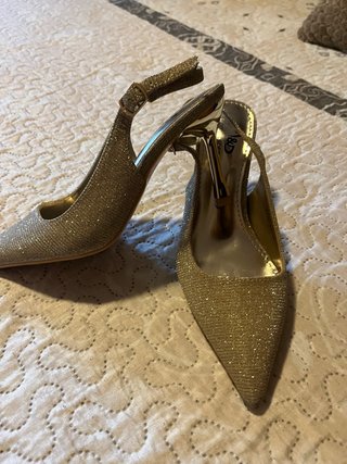 Zapatos de tacón dorados