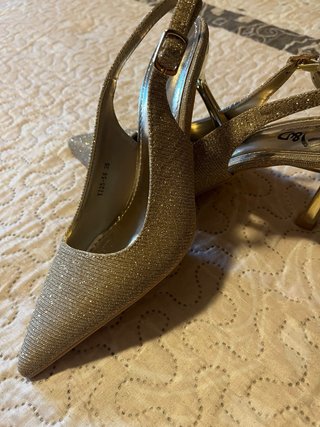 Zapatos de tacón dorados